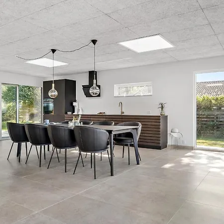 3 Bedroom Lovely In Martofte